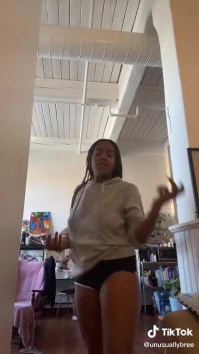 Therapist who talked negatively about her male clients on TikTok and got fired, has message for men.