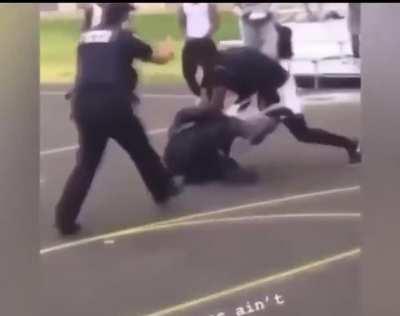 Dude snuffs police officer and dips😭