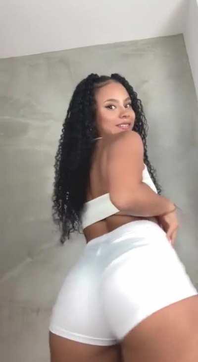 Emily (@ilovesmilinggg)