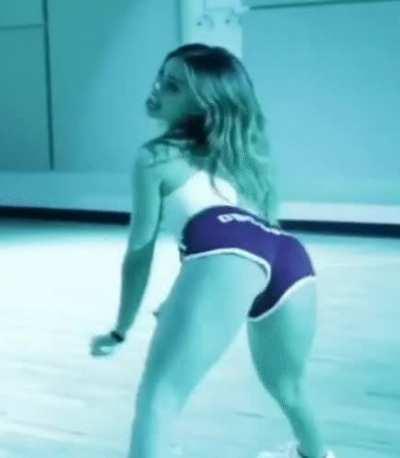 I’m obsessed with her ass