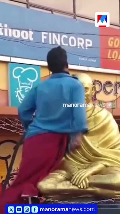 പുനലൂരില്‍ ഗാന്ധി പ്രതിമയുടെ ചെകിട്ടത്തടിച്ചും അസഭ്യം പറഞ്ഞും മദ്യപന്‍; സ്ഥിരം പ്രശ്‌നക്കാരനെന്ന് നാട്ടുകാര്‍