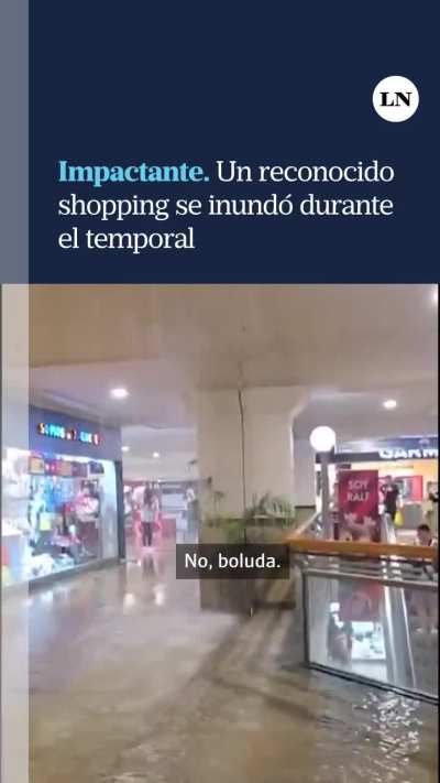 Gran filtración de agua en el mall más grande de Argentina (Unicenter, San Isidro) - Fuertes comentarios de la jóven que filmaba