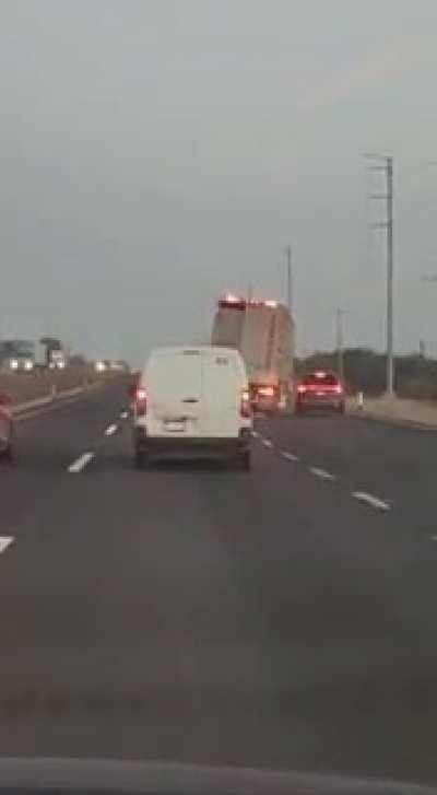 Idiot trucker in Mexico