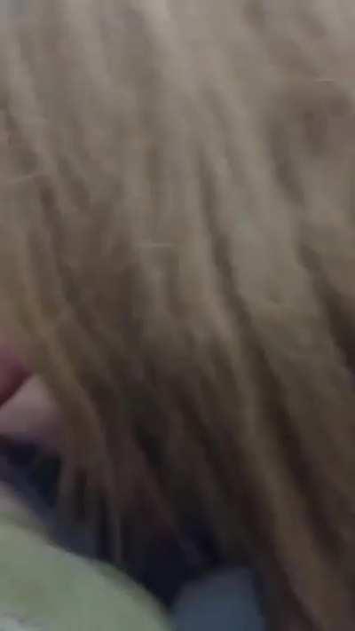 madre hija comiendo del mismo plato