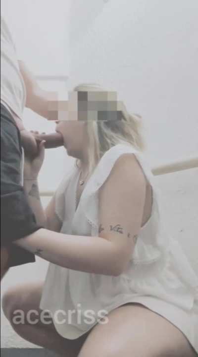 Quem gosta de uma brincadeira arriscada na escada de emergência?