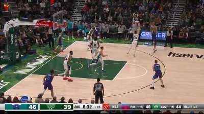 [Highlight] LaMelo Ball drops Jrue Holiday on the crossover