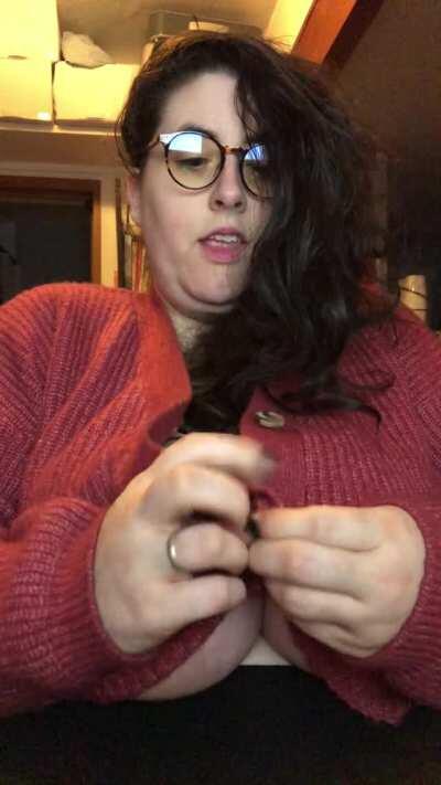 This giggly nerd wants to show you her boobs