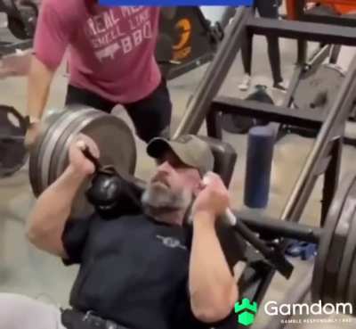 Man loses his temper in a public gym after someone nearby laughs