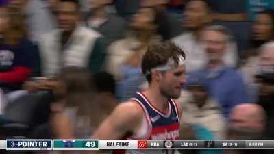 [Highlight] Corey Kispert hits the halfcourt heave, runs straight to the locker room