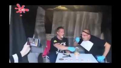 2 guys eating Surströmming