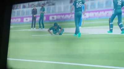 Kohli bhai, game ma to out hojao, non striker se dekhrhe ho