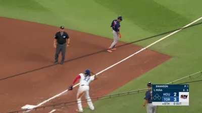 [Highlight] Vladimir Guerrero Jr. erases the error on a throw to first base with an athletic defensive play