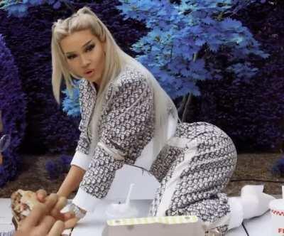 Shirin wackelt mit ihrem Arsch.