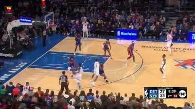 [Highlight] Knicks' new Center, Isaiah Hartenstein, drains a pair of triples in less than a minute in his debut game