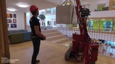 Mini spider crane that can be used indoors