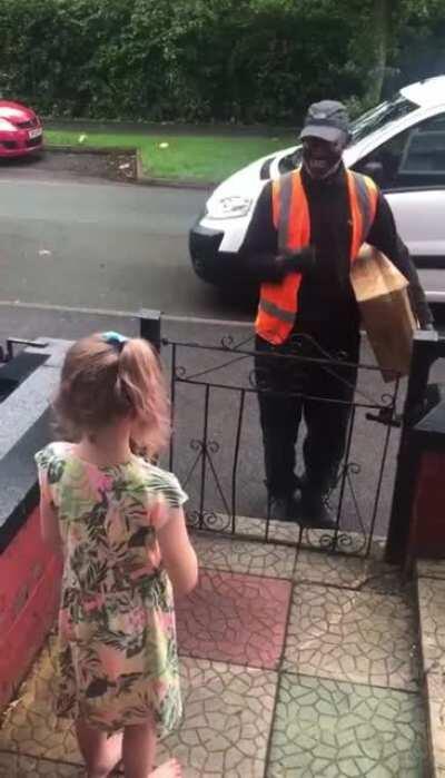 8 year old girl learns sign language to communicate with the deaf delivery man