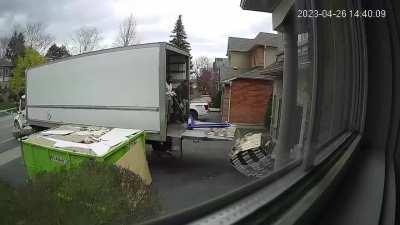 My neighbour sent me this video of him helping a delivery driver unload a pallet of hardwood floor panels…. Yikes.