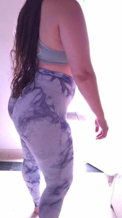thick girl walking  in leggins  way to the cam