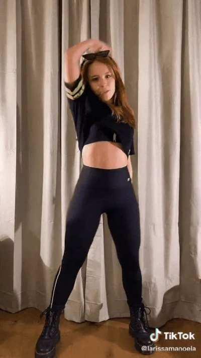 Larissa Manoela mexendo a raba🍑