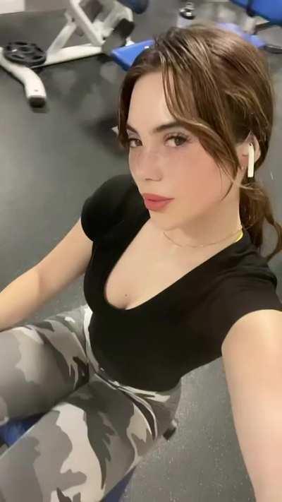 Makayla Maroney, cleavage peek