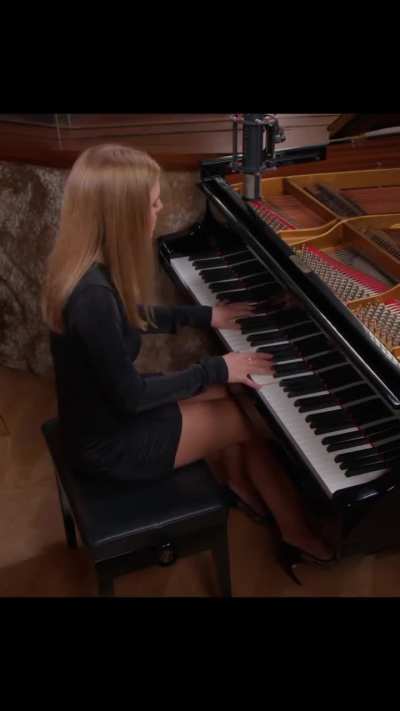 Happy birthday sweet and talented Emily Linge! 🎂 🌹 🎹 🎸 🪷