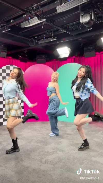 220715 ITZY TikTok Update with Yeji & Chaeryeong - Pop with Nayeonni! #SneakersChallenge