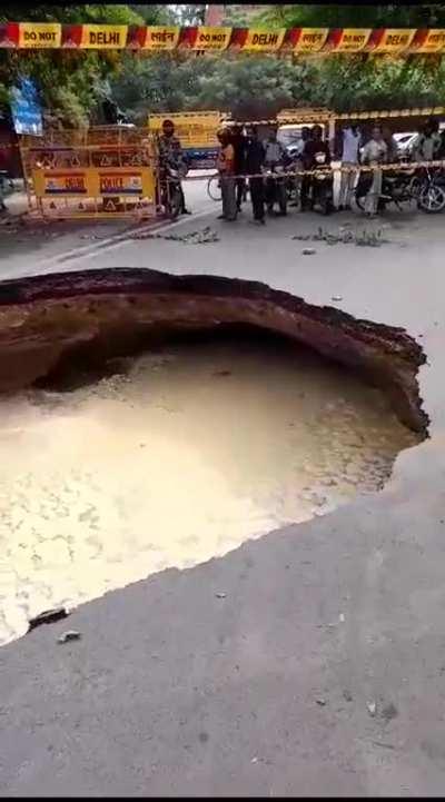 Road caves in Janakpuri