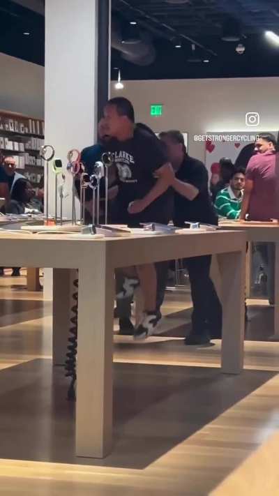 Apple Store Crashout