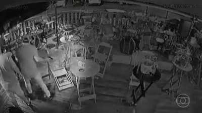 Isso só aconteceu pq não tinha ninguém armado pra impedir! /s