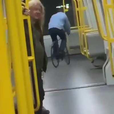 Clujean calatoreste cu metroul in Bucuresti pentru prima data