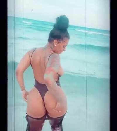 She make it 👏🏾👏🏾😅