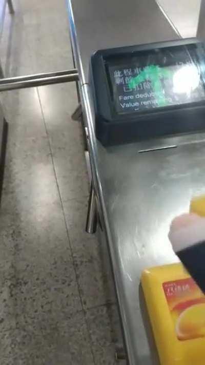 Mari neso paying the subway fare