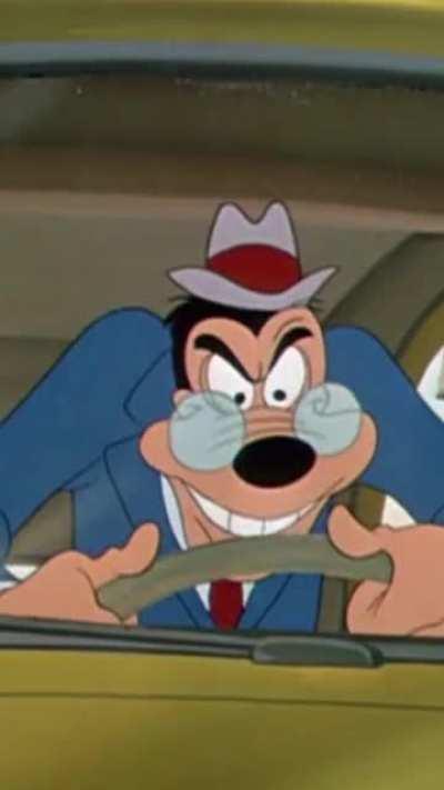 Senhor Enzo liga a rádio de seu carro.