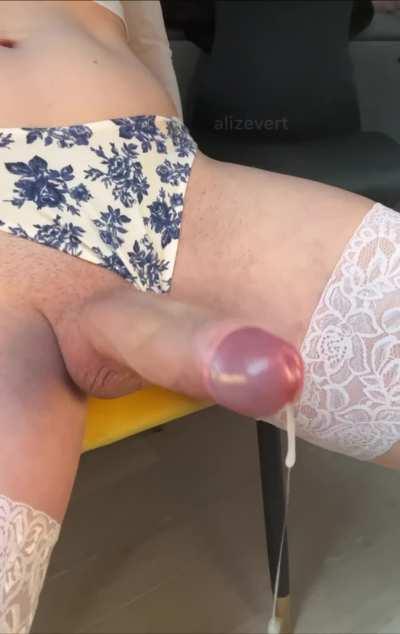 The sound of all that cum dripping on the floor 🙈 do you wish it was inside you? 🤤