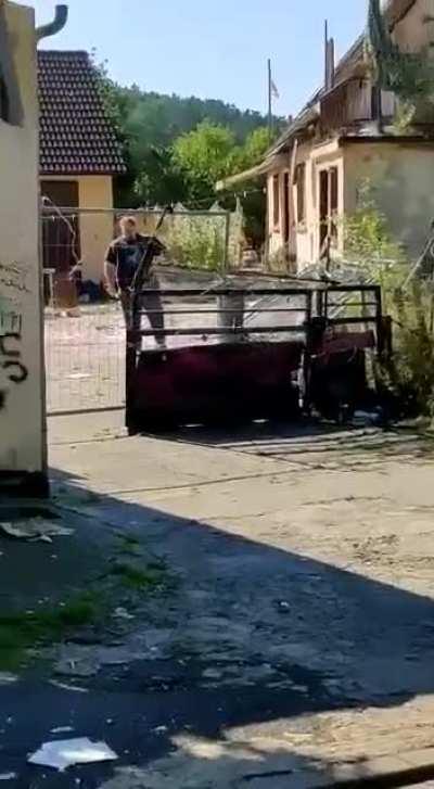 Der Oger wirft Eisenstange auf Besucher [8.09.2021]