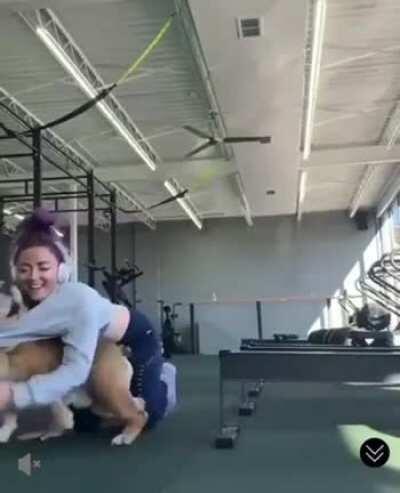 AlPhA mAlE gYm RaT FoRcEs HiMsElF oN aNd MoToR bOaTs hElPLeSs GiRl WoRkInG oUt At A qUiEt GyM!! (Video credit: u/ModernHagiography, could not X-post)
