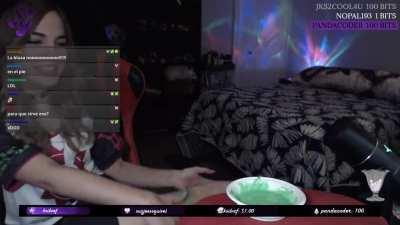 asi a de gemir cuando la estan dando por el chiquito