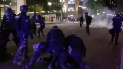 Portland Protesters' shieldwall lasts 3 seconds against riot police