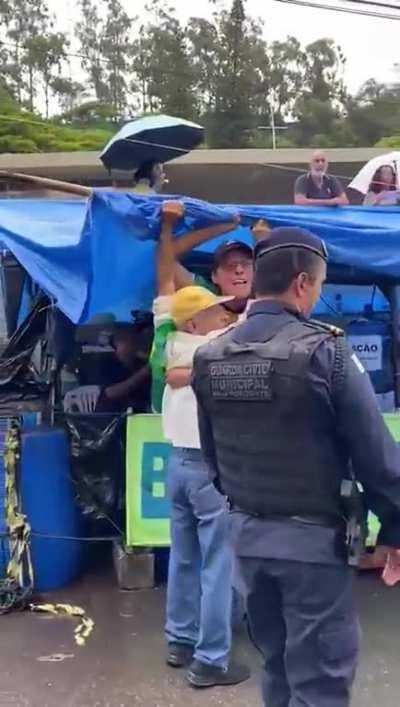 Bolsonaristas em completo desespero ao verem suas barracas sendo desmontadas pela Guarda Municipal.