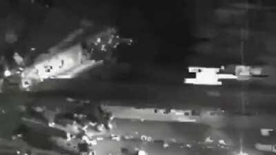 21 LUGLIO 2001 🇮🇹 A Genova, durante lo svolgimento del G8, 275 agenti di polizia in tenuta antisommossa assaltano la scuola Diaz, provocando il ferimento di 63 delle 93 persone che dormivano all'interno dell'edificio: 3 finiscono in prognosi riservata e u