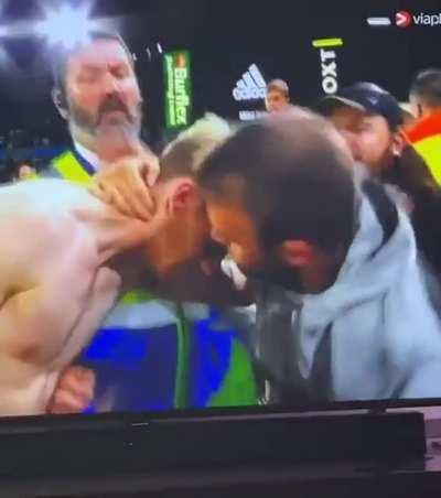 My man dropped his kid to hug Gordon