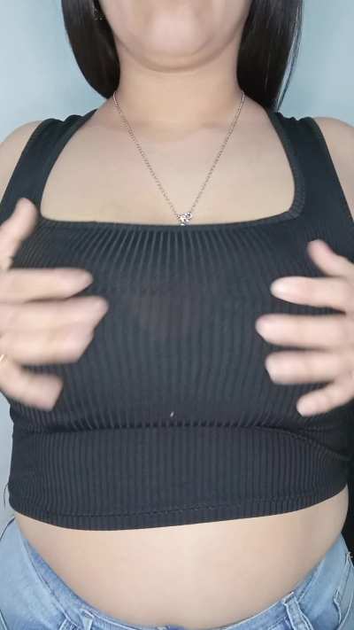 I love to play and squeeze my tits
