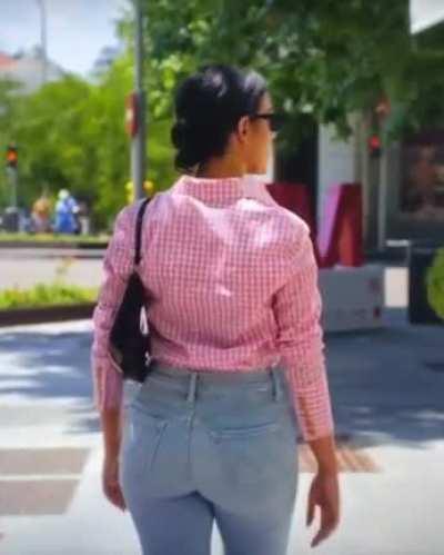 I love this sexy woman and this beautiful big 🍑