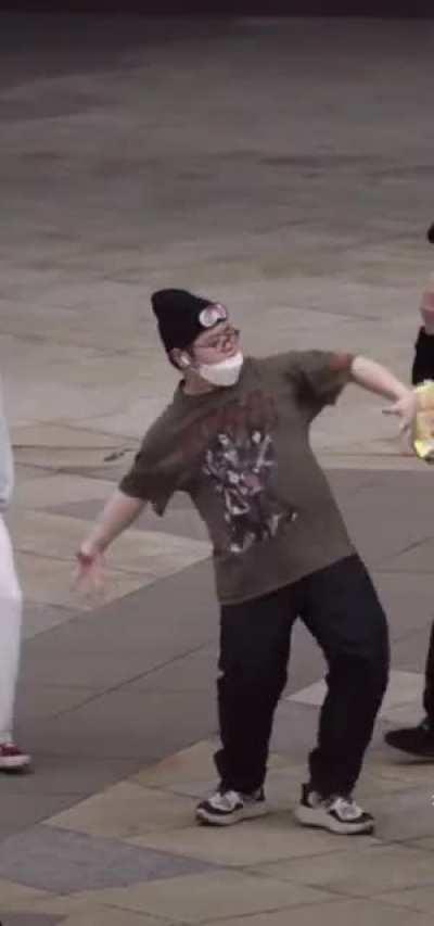 Dancer flawlessly hits every beat. Dancer: Yool (instagram @yoolwxnder)