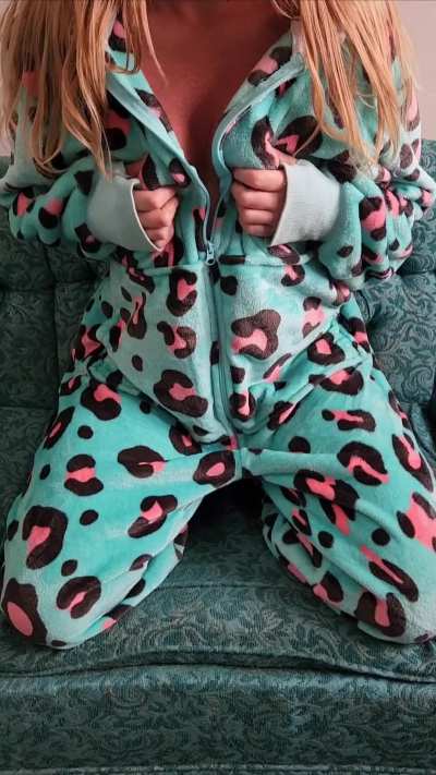 I love playing with my tits in my onesie 🥵