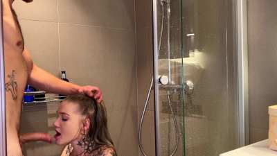 Deepthroat in the shower