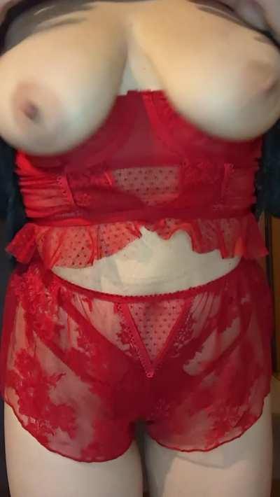 A soft sweater for soft boobs🧶