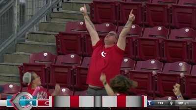 [Highlight] Joey Votto bangs his 27th HR of the year, a three run bomb to give the Reds the lead.