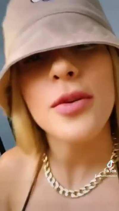 Kenia Gonzalez (@keniamusicr)