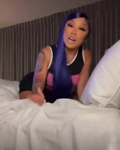 WHAT DOES HER BACK SHOT AIR SMELL LIKE ??